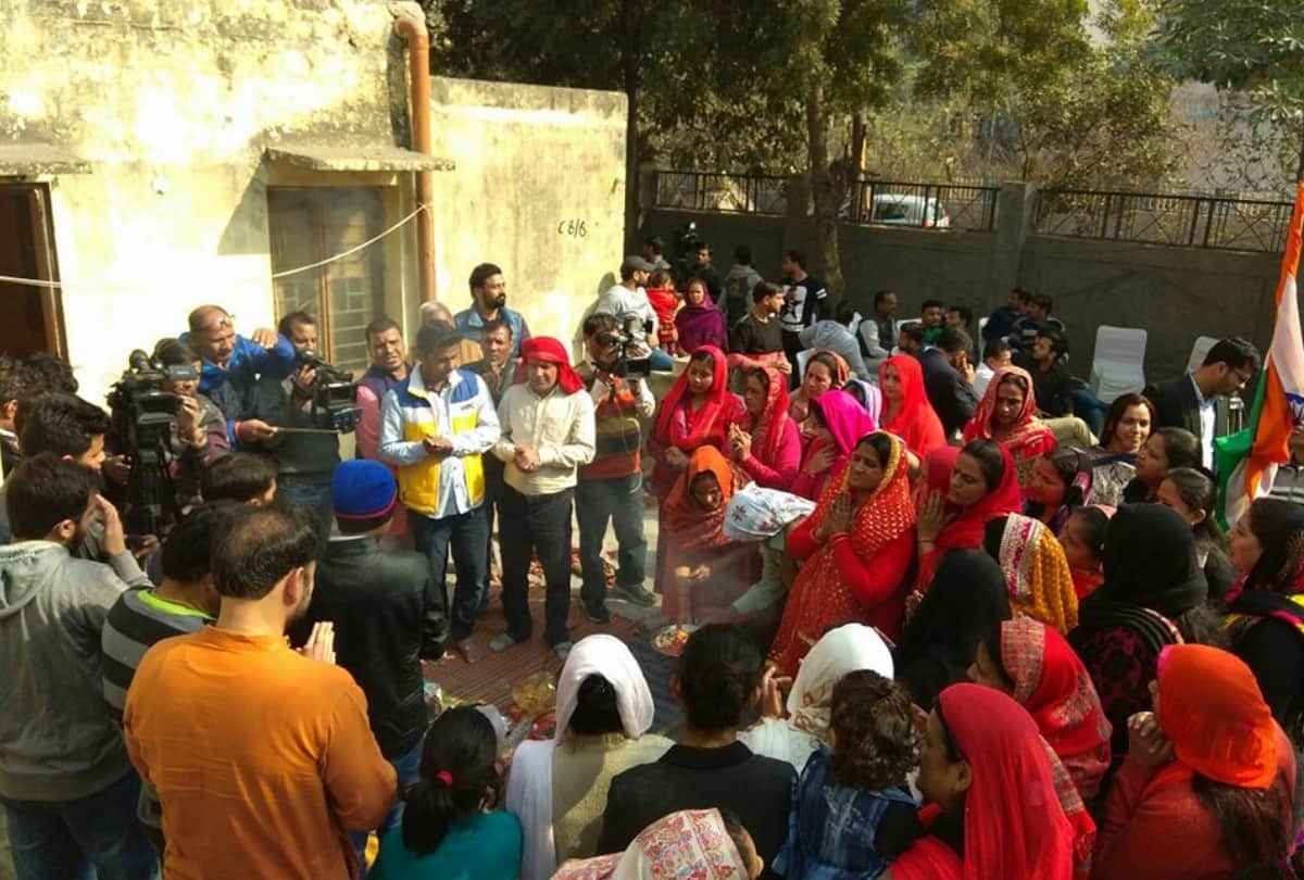 under 19 cricket world cup 2018, shivam mavi family and neighbors doing special havan for win