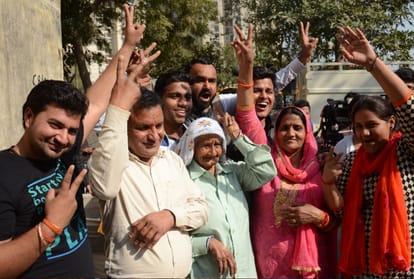view pics of shivam mavi's family celebrating the victory