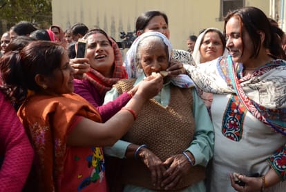 view pics of shivam mavi's family celebrating the victory