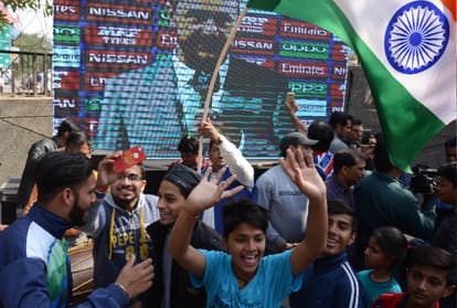 view pics of shivam mavi's family celebrating the victory