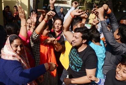 view pics of shivam mavi's family celebrating the victory