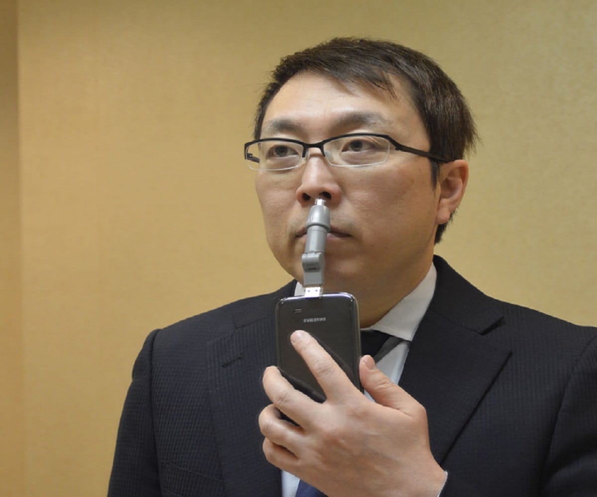 अब स्मार्टफोन से साफ कर सकेंगे नाक के बाल, आ गया अनोखा ट्रिमर World's first Smartphone nose hair trimmer launched in Japan