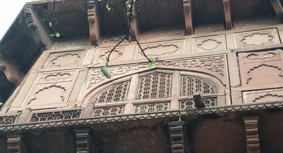 monkeys broke stone railing in taj mahal 