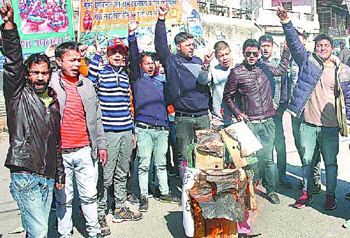 Youth Congress, NSUI blow the statue of ministers