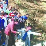 आंवलाघाट पेयजल योजना के पानी की टेस्टिंग करते पेयजल मंत्री प्रकाश पंत