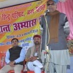 कार्यक्रम में बोलते अतिथि