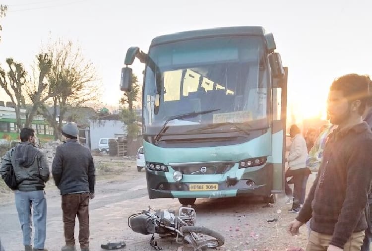 one person died in bus and bike collision at kangra