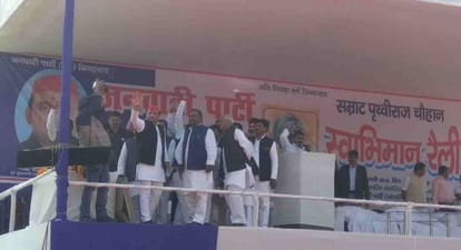 Akhilesh yadav reached in varanasi today