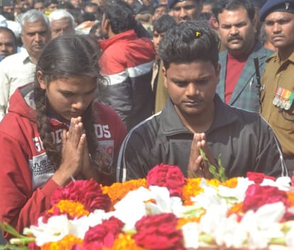 funeral of martyr army man in etah 