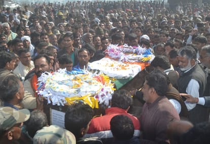funeral of martyr army man in etah 