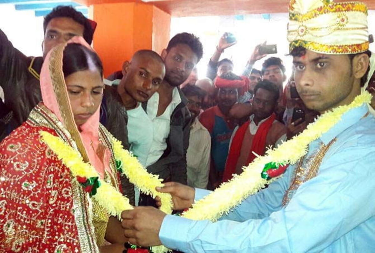 in bihar villagers make marriage of lovebirds