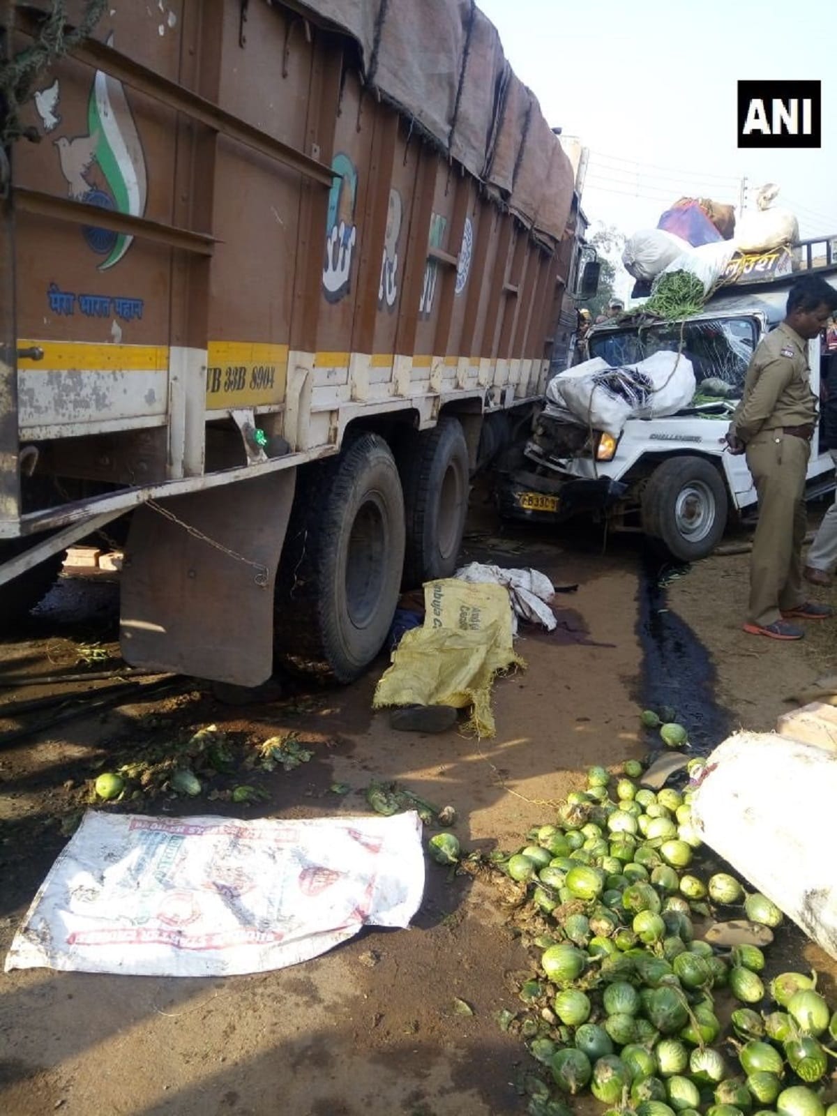 West Bengal: truck collided with a trekker killed four and injured eleven