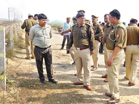  घटनास्थल पर छानबीन करती पुलिस