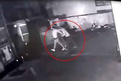 delhi police beat 6 men on the name of republic day security