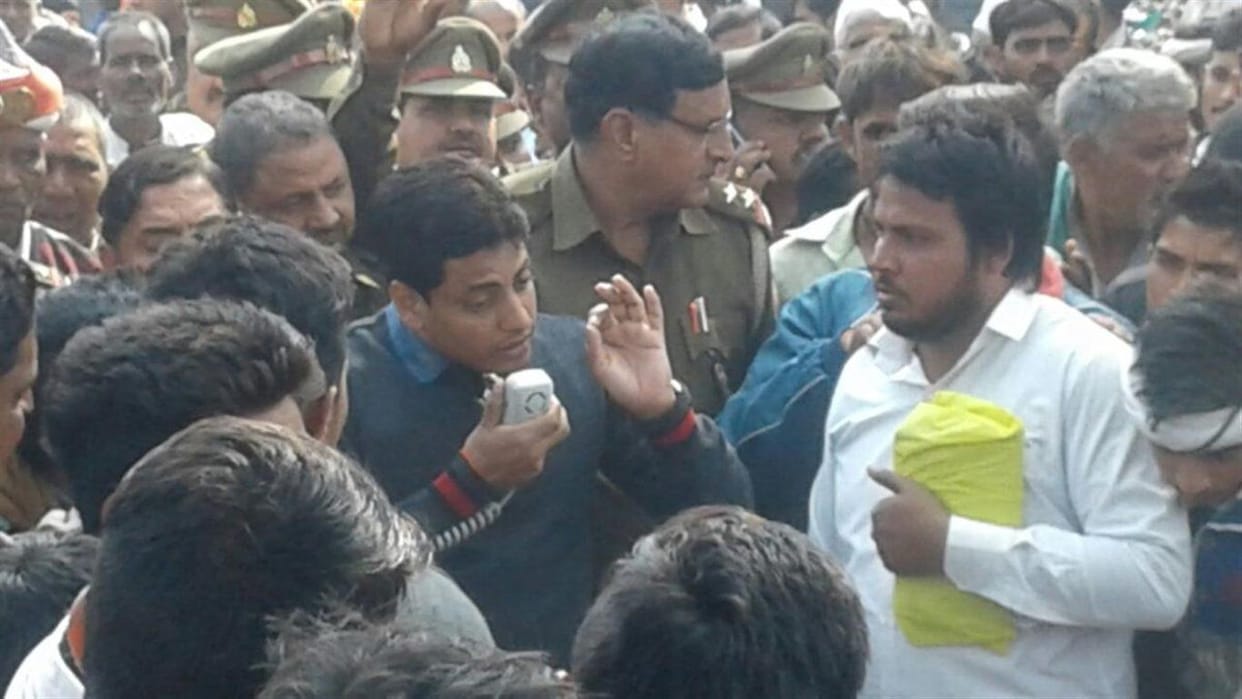 Resentment from the remains of cow dung, stayed for two hours on the highway