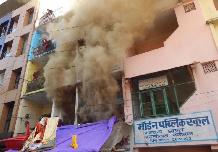 हल्द्वानी रोड पर टेंट हाउस में भीषण आग