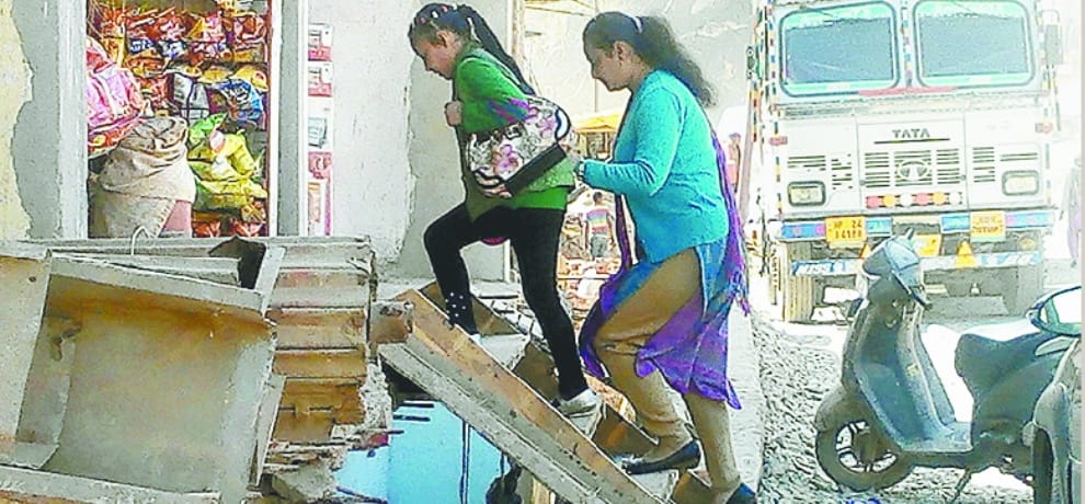 फोरलेन के निर्माण से पार्किंग और रास्ते बंद