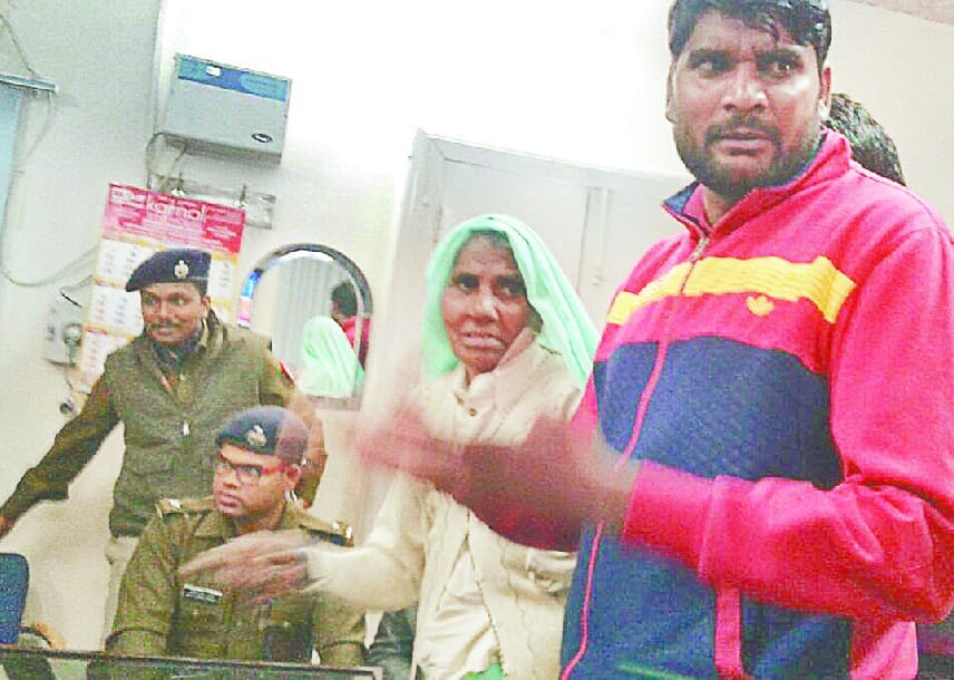 bete ki hatya me chasmdeed maa ko sir me goliyaa maari