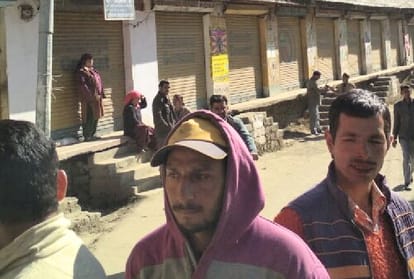 people closed janjehli market against hp govt order at mandi