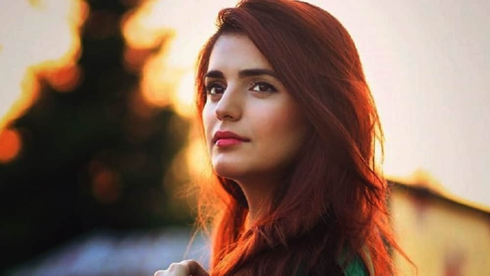 Pakistani singer momina mustehsan trolled for her red lipstick