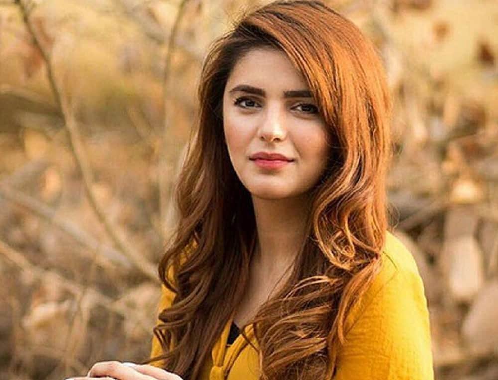 Pakistani singer momina mustehsan trolled for her red lipstick