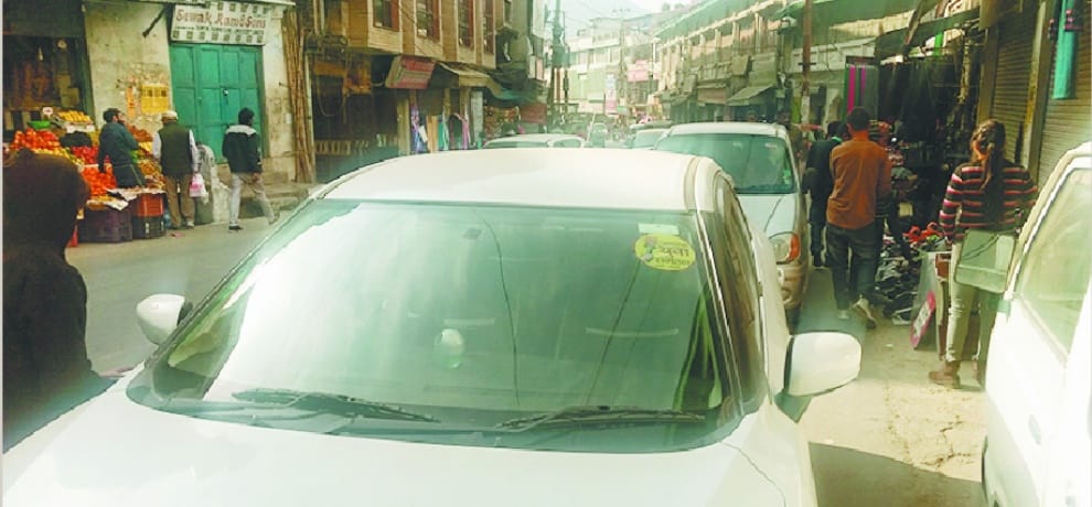 मालरोड को बना दिया पार्किंग