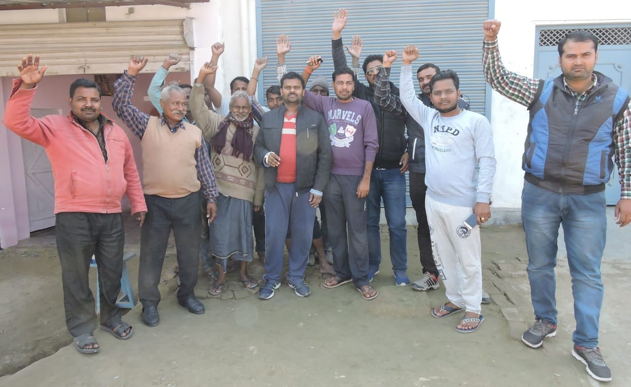 गिट्टी-बालू विक्रेताओं का प्रदर्शन