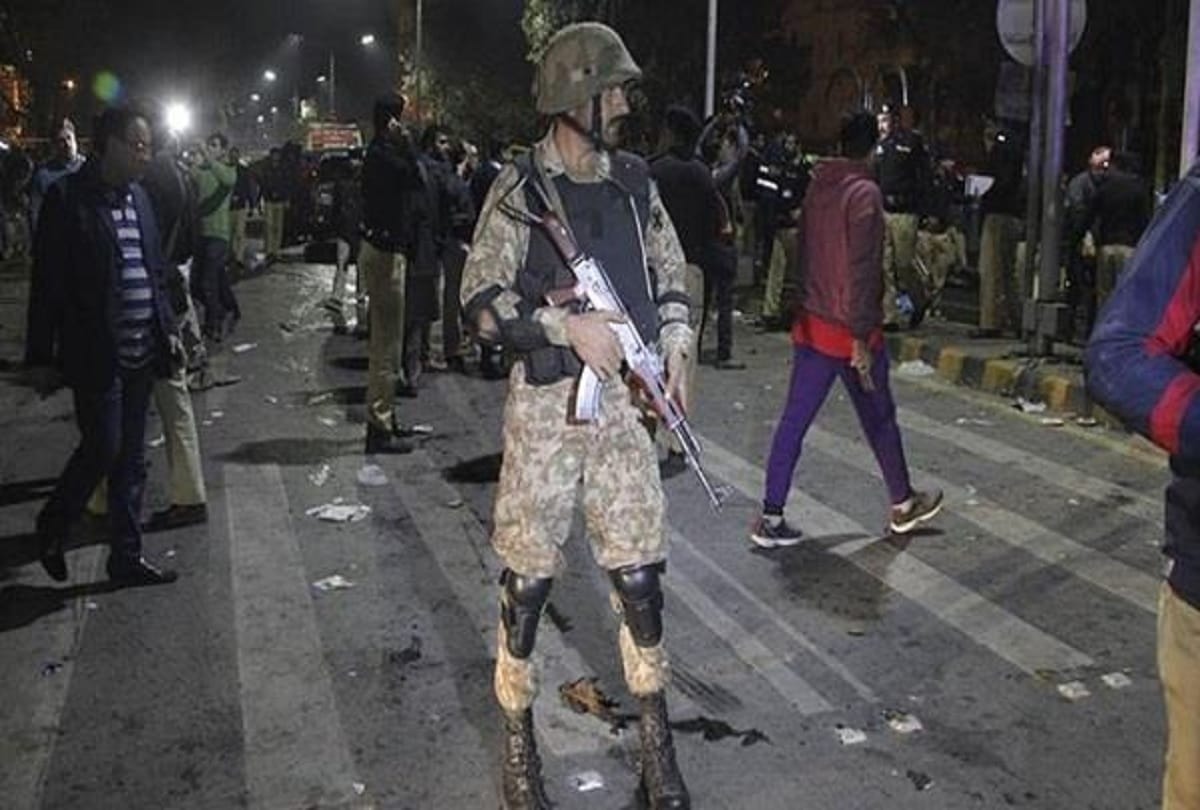 Suicide attack in Pakistan, 11 soldiers killed, 13 wounded