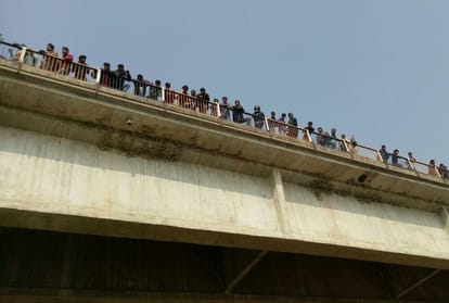 deputy commandent jumped into river with his two sons on lucknow.