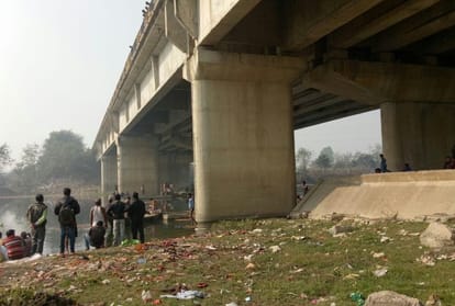 deputy commandent jumped into river with his two sons on lucknow.