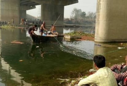 deputy commandent jumped into river with his two sons on lucknow.