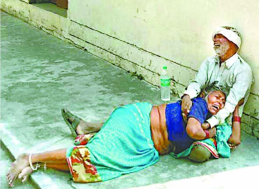 On the road, agonizingly tortured, did not reach the ambulance