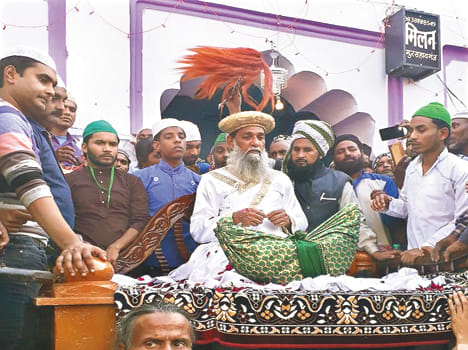 दरगाह शरीफ पर रश्म अदायगी करते प्रमुख लोग