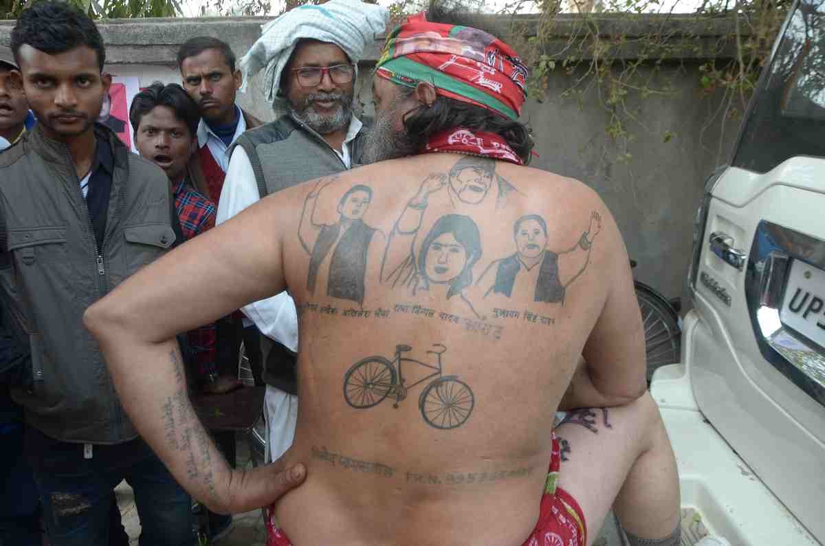see the photos of Ghajini and hanuman in akhilesh yadav rally
