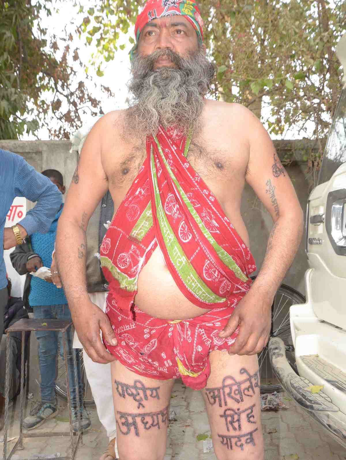 see the photos of Ghajini and hanuman in akhilesh yadav rally