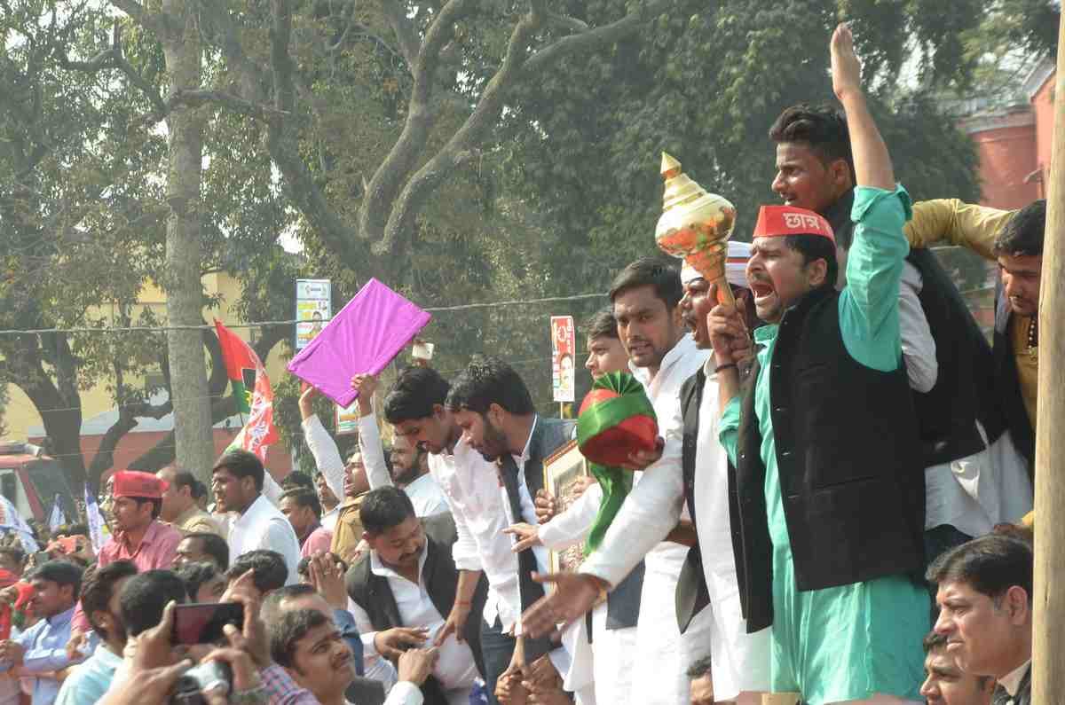 see the photos of Ghajini and hanuman in akhilesh yadav rally