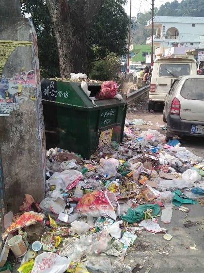 Shameless people: throwing garbage on roads instead of dustbin