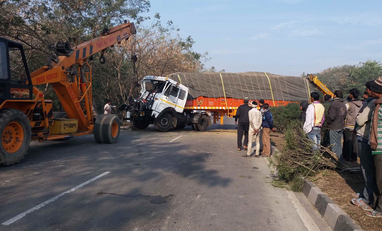 After overcrowding on the highway, the truck driver, the driver injured