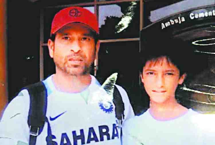 indian wins u19 world cup, abhishek sharma touches sachin tendulkar feet