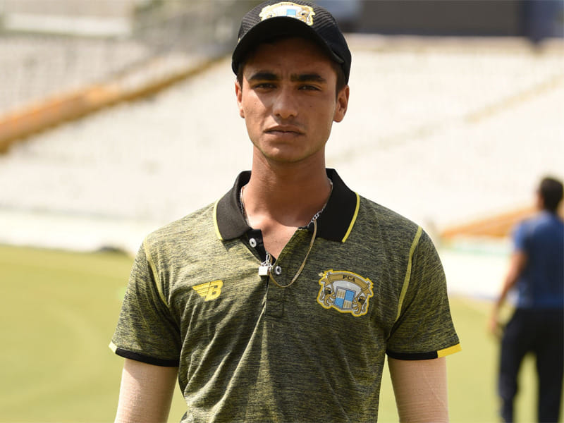indian wins u19 world cup, abhishek sharma touches sachin tendulkar feet