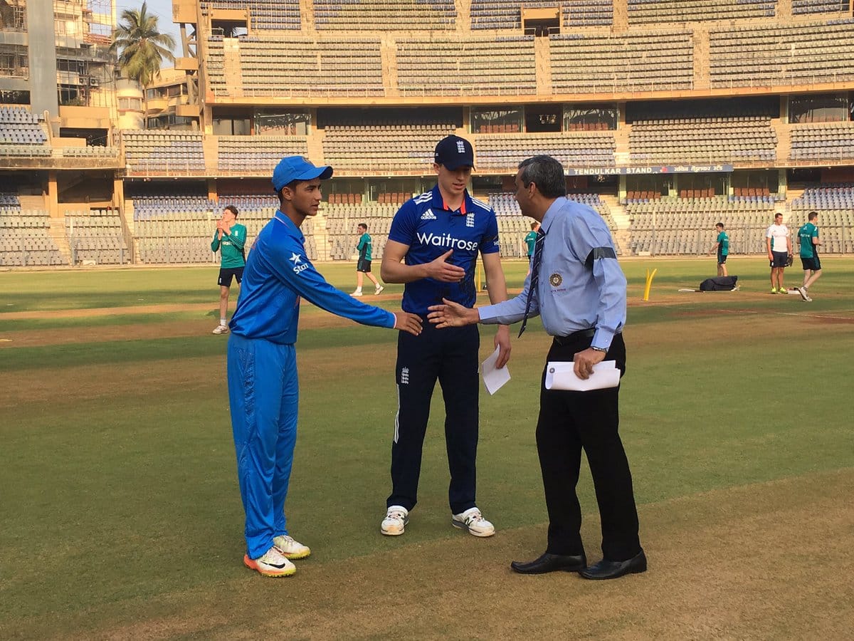 indian wins u19 world cup, abhishek sharma touches sachin tendulkar feet