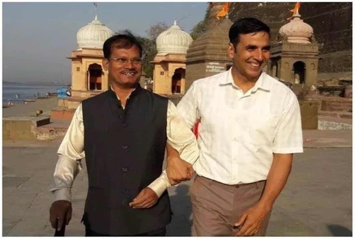 Salman Khan and shahrukh pose with a sanitary napkin Pad Man promotions?