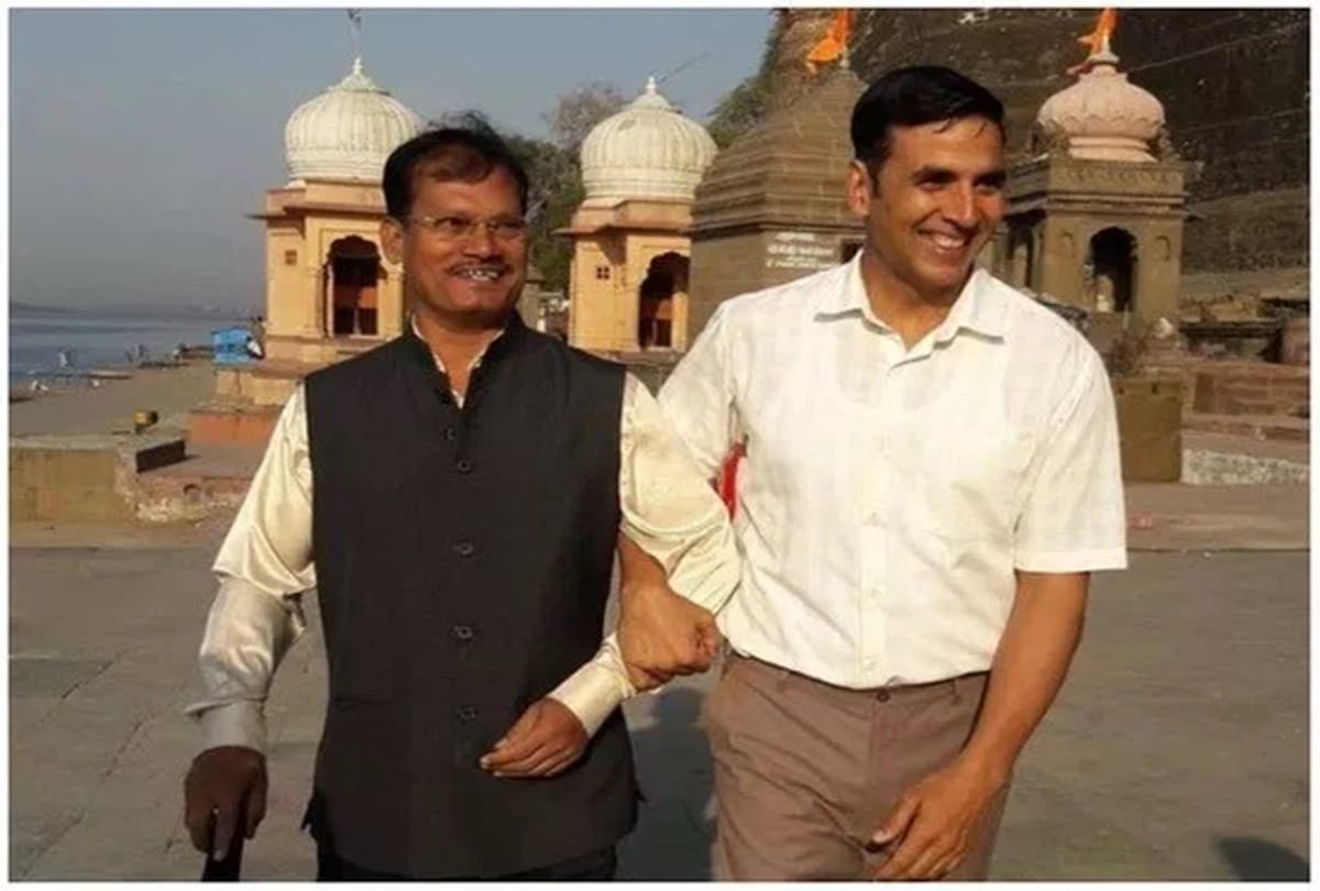 actor akshay kumar built a toilet in juhu beech mumbai 