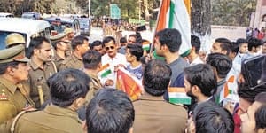 Police arrested youths who came to collect the tricolor, 18 arrested