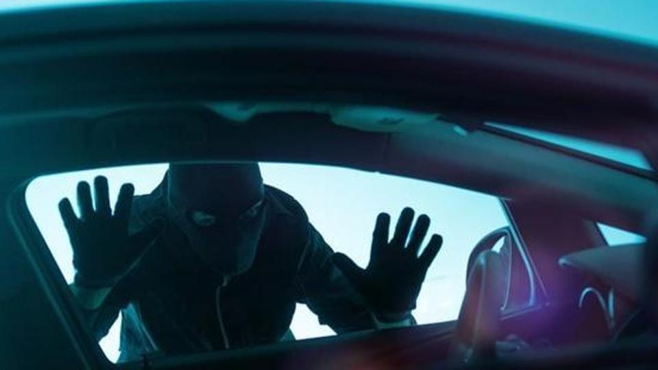 miscreants stole 10 lakh rupees by breaking car window glass