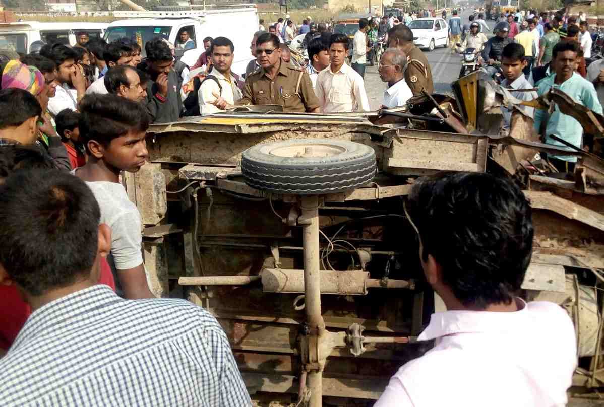 son and father in road accident at bhadohi