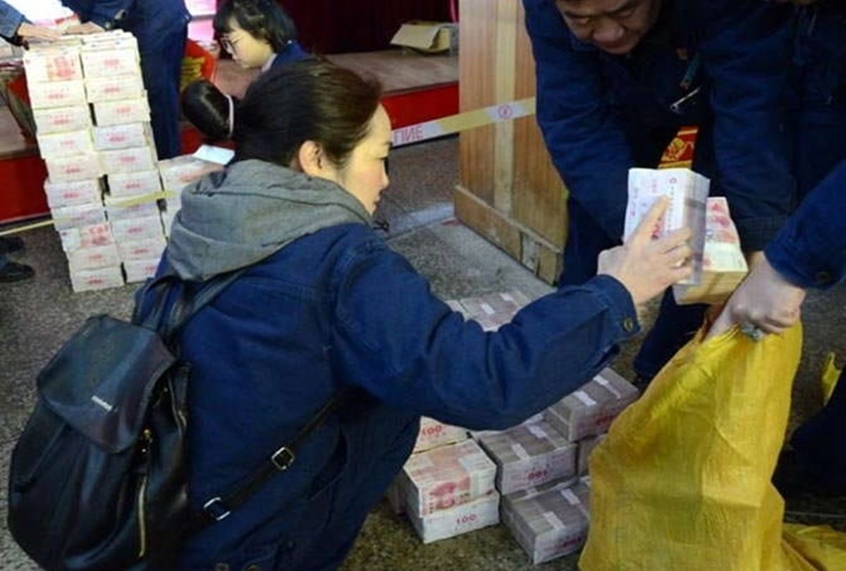 this china company distribute bundles of money to employees as bonus