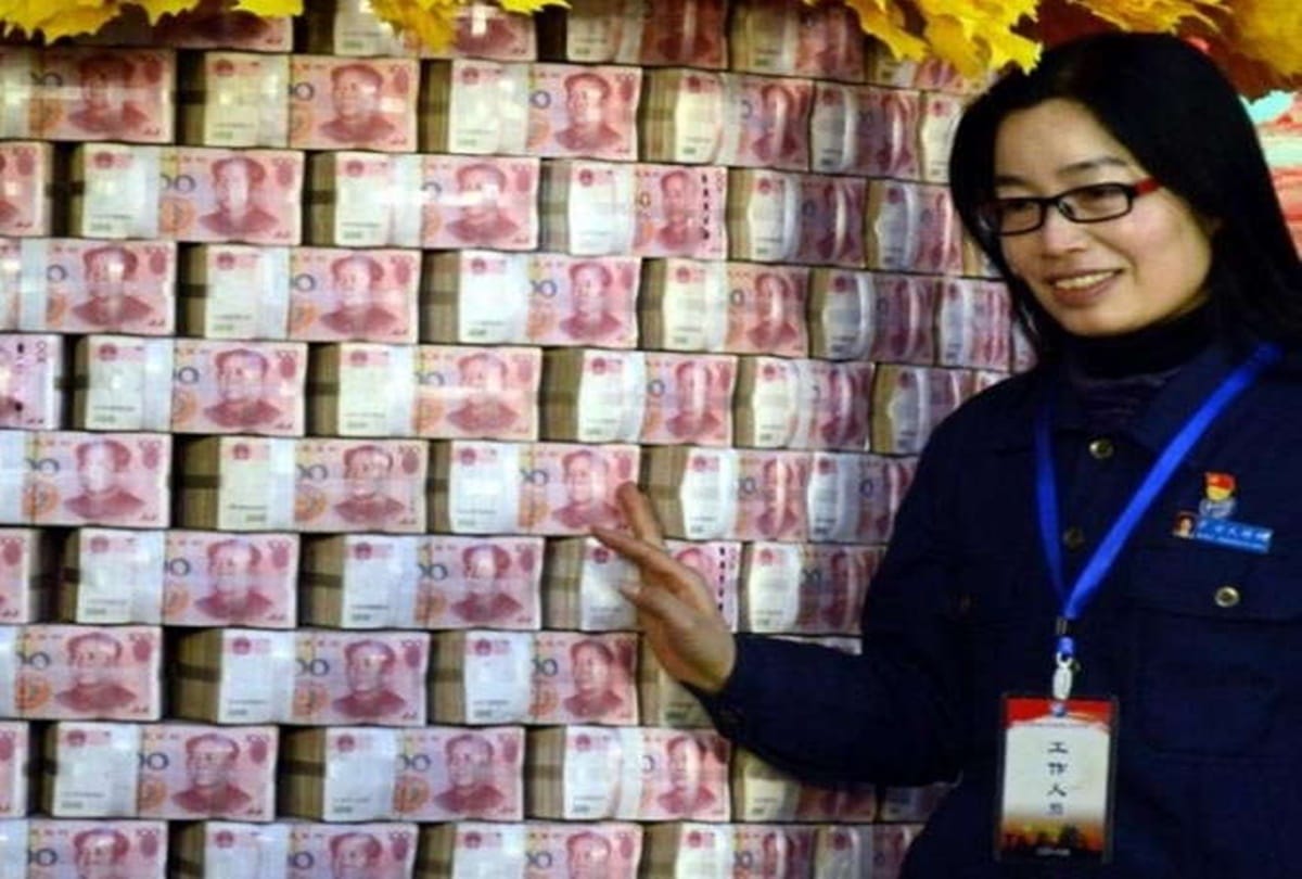 this china company distribute bundles of money to employees as bonus