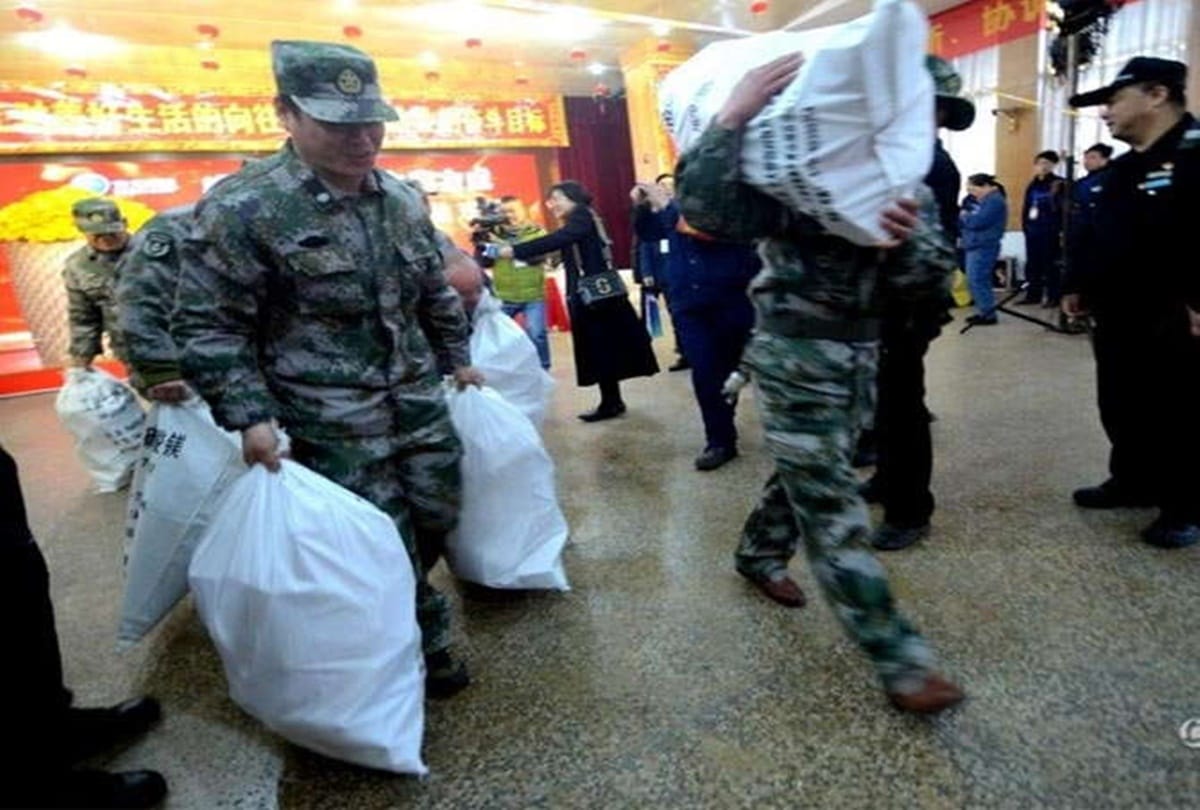 this china company distribute bundles of money to employees as bonus