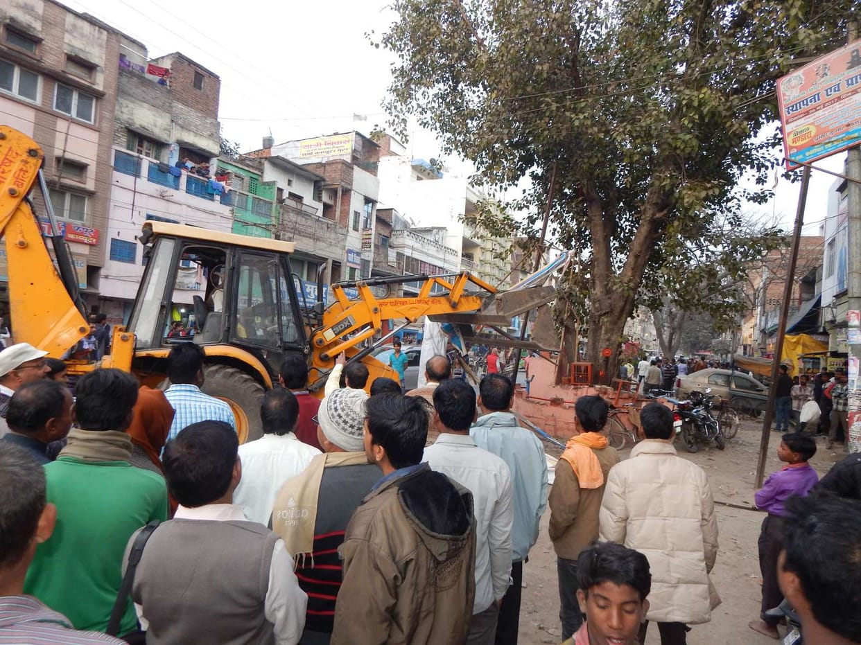 Bulldozer dropped in the city, illegal poisoned